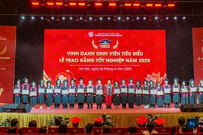 Gần 1.300 sinh viên nhận bằng tốt nghiệp đợt 1 năm 2025.