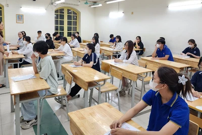 Thí sinh làm thủ tục dự thi, nghe phổ biến quy chế thi tại điểm thi Trường THPT Việt Đức.