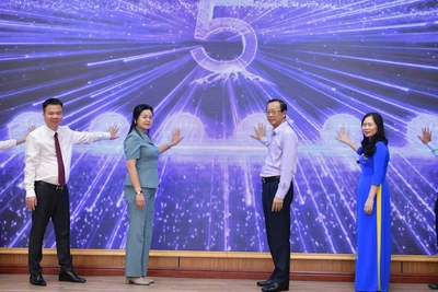 Đại diện ban tổ chức ấn nút phát động cuộc thi.