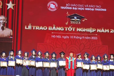 Trường đại học Ngoại thương tuyên dương các Thủ khoa tốt nghiệp xuất sắc.