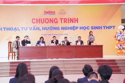 Đại diện cơ quan quản lý, cơ sở đào tạo giải đáp thắc mắc của học sinh.