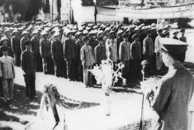 Đại tướng Võ Nguyên Giáp đọc quyết định thành lập thủy đội Sông Lô, Bạch Đằng ngày 24/8/1955. (Ảnh tư liệu)