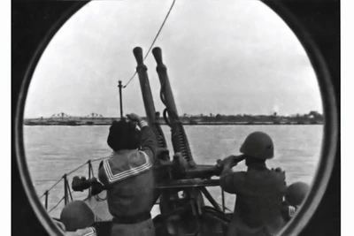 Tàu tuần tiễu của Tiểu đoàn 100, Trung đoàn 171 bảo vệ cầu Long Biên, tháng 5/1967. (Ảnh tư liệu)