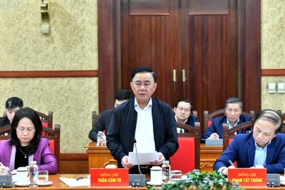 Đồng chí Trần Cẩm Tú, Ủy viên Bộ Chính trị, Thường trực Ban Bí thư, Trưởng Tiểu ban Tổ chức phục vụ Đại hội XIV của Đảng phát biểu chỉ đạo tại phiên họp. 