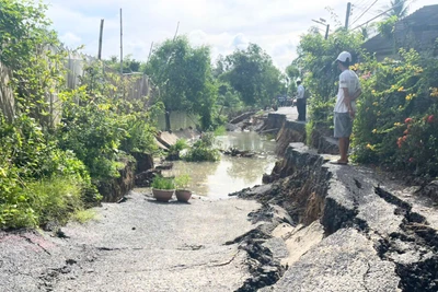 Hiện trường sạt lở tuyến đường giao thông nông thôn thuộc khu vực Long Định, phường Long Hưng, quận Ô Môn, thành phố Cần Thơ.
