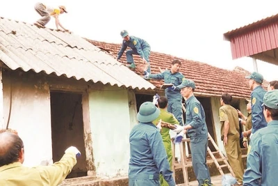Các lực lượng tham gia hỗ trợ ngày công để giúp hộ nghèo xóa nhà dột nát tại huyện Lý Nhân (Hà Nam).