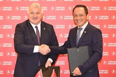 Đại diện lãnh đạo Turkish Airlines và Vietnam Airlines ký hợp tác liên danh.