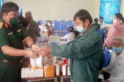 Bệnh viện Quân dân y tỉnh Sóc Trăng và Trung tâm Y tế huyện Long Phú khám bệnh, cấp thuốc miễn phí cho nhân dân tại xã Song Phụng, huyện Long Phú.