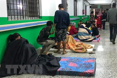 Người dân trú tạm tại hành lang bệnh viện sau trận động đất ở Jajarkot, Nepal, ngày 4/11. (Ảnh: AFP/TTXVN)