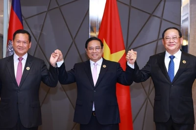 Thủ tướng Phạm Minh Chính cùng Thủ tướng Lào Sonexay Siphandone và Thủ tướng Campuchia Hun Manet. (Ảnh: DƯƠNG GIANG/TTXVN)