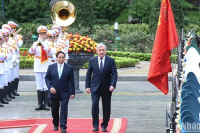 Thủ tướng Phạm Minh Chính và Thủ tướng Kyrgyzstan Adylbek Kasymaliev duyệt Đội danh dự Quân đội nhân dân Việt Nam.