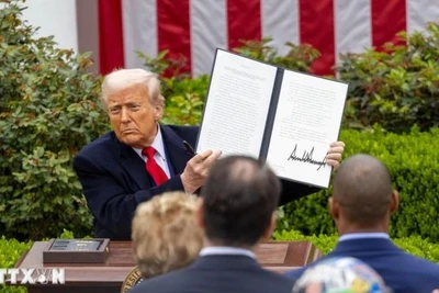 Ngày 2/4/2025, Tổng thống Mỹ Donald Trump đã công bố áp mức thuế cơ bản 10% đối với hàng nhập khẩu từ tất cả các quốc gia và vùng lãnh thổ trên thế giới. (Ảnh: THX/TTXVN)