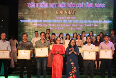 Lãnh đạo tỉnh trao giải cho các tác giả, nhóm tác giả đạt giải Nhất Báo chí tỉnh Sóc Trăng 2022.