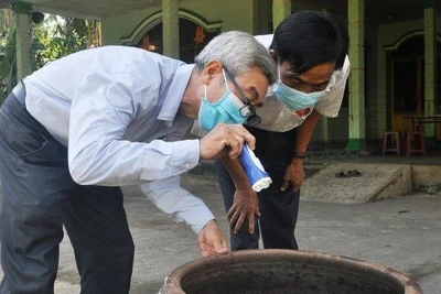 Ngành y tế tỉnh Tiền Giang kiểm tra muỗi, lăng quăng tại hộ ông Trương Văn Tín ở ấp Mỹ Tường B, xã Hậu Mỹ Trinh, huyện Cái Bè.