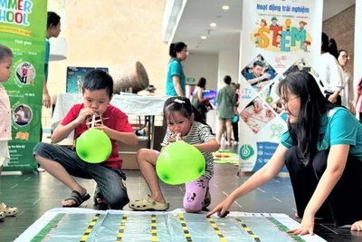 Các bé tham gia trải nghiệm STEM. (Ảnh: Bảo tàng Dân tộc học Việt Nam cung cấp)