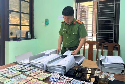 Cán bộ điều tra đang tập hợp các tài liệu, vật chứng có liên quan trong vụ án cá độ bóng đá và cho vay nặng lãi.