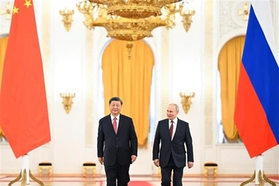 Tổng thống Nga Vladimir Putin (phải) và Chủ tịch Trung Quốc Tập Cận Bình tại lễ đón ở Moskva, ngày 21/3/2023. (Ảnh: THX/TTXVN)