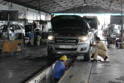 Lực lượng Cảnh sát giao thông, Công an tỉnh Bình Dương hỗ trợ nhân viên đăng kiểm, kiểm tra phương tiện tại Trung tâm Đăng kiểm 50.03S.