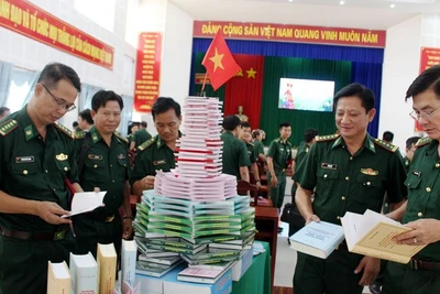 Các đại biểu xem trưng bày tác phẩm “Kiên quyết, kiên trì đấu tranh phòng, chống tham nhũng, tiêu cực, góp phần xây dựng Đảng và Nhà nước ta ngày càng trong sạch, vững mạnh” của đồng chí Tổng Bí thư Nguyễn Phú Trọng, tại lễ phát động cuộc thi. 