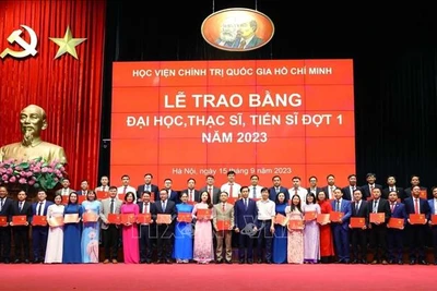 PGS, TS Hoàng Phúc Lâm, Phó Giám đốc Học viện Chính trị quốc gia Hồ Chí Minh trao bằng đại học, thạc sĩ, tiến sĩ đợt 1 - năm 2023 cho các học viên. (Ảnh: Văn Điệp/TTXVN)