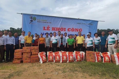 Tặng quà cho gia đình khó khăn, chính sách và học sinh nghèo vượt khó ở bản Na.