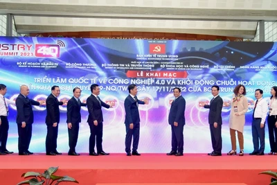 Thủ tướng và các đại biểu nhấn nút khai mạc Triển lãm Quốc tế về Công nghiệp 4.0 năm 2023.