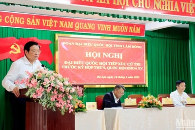 Đồng chí Phan Đình Trạc phát biểu ý kiến tại buổi tiếp xúc cử tri Phường 4, thành phố Đà Lạt.