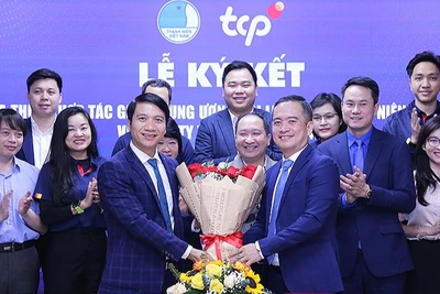 Bí thư Thường trực Trung ương Đoàn, Chủ tịch Hội Liên hiệp Thanh niên Việt Nam Nguyễn Ngọc Lương và Tổng Giám đốc TCP Việt Nam Nguyễn Thanh Huân trao biên bản ký kết thỏa thuận hợp tác giai đoạn 2023-2025.