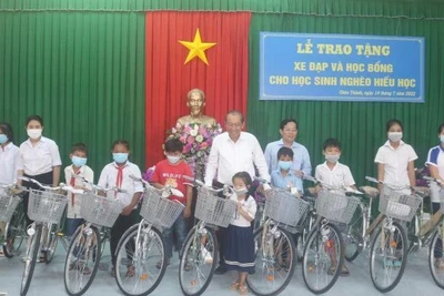 Nguyên Ủy viên Bộ Chính trị, Nguyên Phó Thủ tướng Thường trực Chính phủ Trương Hòa Bình trao xe đạp cho học sinh huyện Châu Thành, tỉnh Trà Vinh.