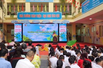 Cô Nguyễn Diệu Ánh, Hiệu trưởng Trường tiểu học Trần Nhật Duật phát biểu tại lễ tổng kết dự án.