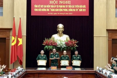 Thượng tướng Võ Minh Lương trao tặng Bằng khen của Bộ trưởng Quốc phòng cho 3 tập thể có thành tích xuất sắc.