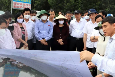 Lãnh đạo Ủy ban Kinh tế của Quốc hội cùng tỉnh Đồng Nai và tỉnh Bà Rịa-Vũng Tàu khảo sát khu vực thực hiện dự án.