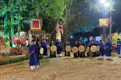 Các nghệ sĩ hát quan họ tại Lễ hội Văn hóa ẩm thực, Món ngon Saigontourist Group 2025.