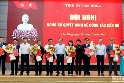 Lãnh đạo tỉnh Lâm Đồng trao quyết định điều động, bổ nhiệm, chỉ định các chức danh cán bộ lãnh đạo quản lý tại địa phương.