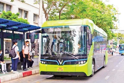 Xe buýt điện do VinBus đầu tư, vận hành thân thiện với hành khách, tạo bộ mặt giao thông văn minh và hiện đại.
