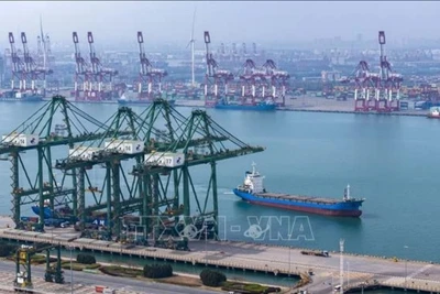 Quang cảnh cảng hàng hóa ở Thiên Tân, Trung Quốc. (Ảnh: THX/TTXVN)