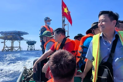 Các phóng viên trong chuyến công tác tại quần đảo Trường Sa và Nhà giàn DK1. (Ảnh: MINH QUYẾT) 