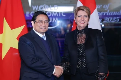 Thủ tướng Chính phủ Phạm Minh Chính và Tổng thống Thụy Sĩ Karin Keller-Sutter. (Ảnh: NHẬT BẮC/VGP)