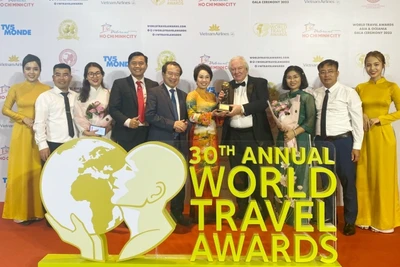 Đại diện Sở Văn hóa, Thể thao và Du lịch tỉnh Hà Giang nhận giải thưởng tại Lễ trao giải vừa qua. (Ảnh: BTC cung cấp)