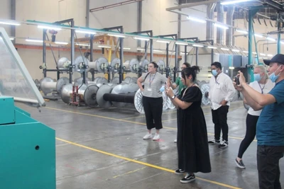 Phái đoàn tham quan nhà máy sợi của Công ty cổ phần Vinatex Phú Hưng.