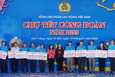 Trao gạo để phát cho công nhân, người lao động khó khăn.