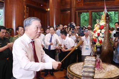 Tổng Bí thư Tô Lâm dâng hương tại Khu di tích quốc gia đặc biệt Kim Liên. (Ảnh: Thống Nhất/TTXVN)