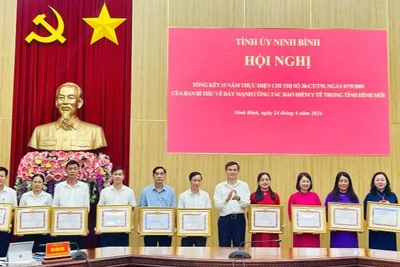 Các tập thể và cá nhân nhận Bằng khen vì có thành tích xuất sắc trong việc thực hiện Chỉ thị số 38-CT/TW của Ban Bí thư về đẩy mạnh công tác bảo hiểm y tế trong tình hình mới. (Ảnh: Yến Trinh)