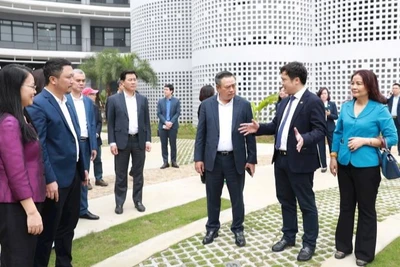 Lãnh đạo thành phố Hà Nội đi thăm, động viên sản xuất kinh doanh tại doanh nghiệp trong những ngày đầu năm mới.