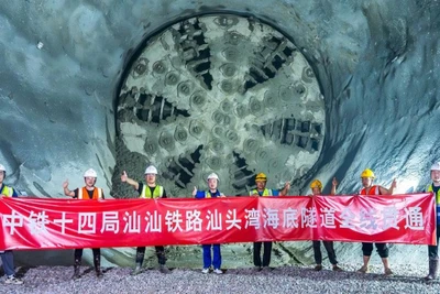 Các kỹ sư và công nhân ăn mừng thông hầm đường sắt cao tốc xuyên biển vịnh Sán Đầu. (Ảnh: Tân Hoa xã)