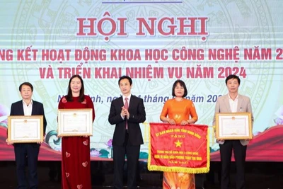 Nhiều tập thể và cá nhân có thành tích trong nghiên cứu khoa học được tặng bằng khen của Ủy ban nhân dân tỉnh Ninh Bình. (Ảnh: Yến Trinh)