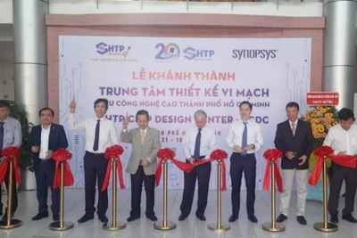Cắt băng khánh thành Trung tâm Thiết kế vi mạch Khu Công nghệ cao Thành phố Hồ Chí Minh.