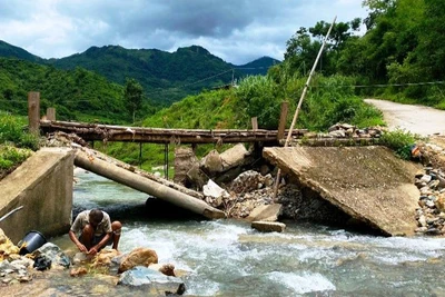 Cầu tràn kết nối bản Na Tao với bản Cơm, xã Pù Nhi, huyện Mường Lát, tỉnh Thanh Hóa bị hư hỏng do mưa lũ.