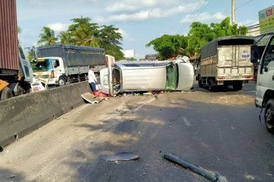 Hiện trường vụ tai nạn giữa ô-tô tải đầu kéo và ô-tô con.