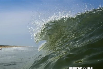Sóng lớn ở vùng biển ngoài khơi Lege-Cap-Ferret, miền Tây Nam Pháp. (Ảnh: AFP/TTXVN)